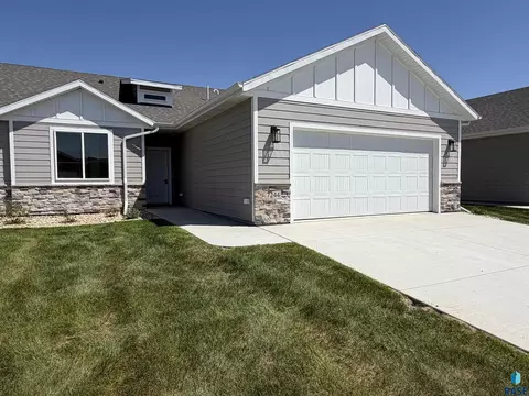 7244 E Waters Edge Pl, Sioux Falls, SD 57110
