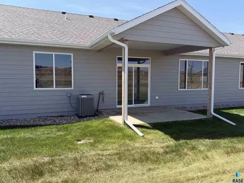 7244 E Waters Edge Pl, Sioux Falls, SD 57110 photo 2