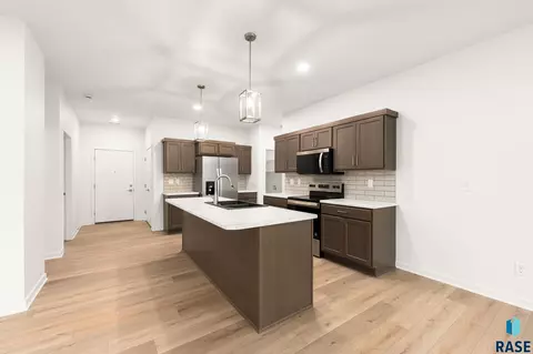 Kitchen - 7240 E Waters Edge Pl, Sioux Falls, SD 57110 photo 7 of 9
