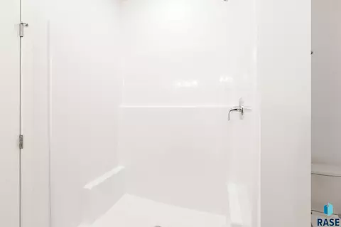 Bath - 7240 E Waters Edge Pl, Sioux Falls, SD 57110 photo 4 of 5
