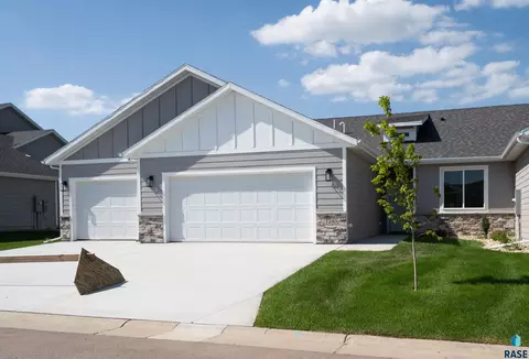 7240 E Waters Edge Pl, Sioux Falls, SD 57110