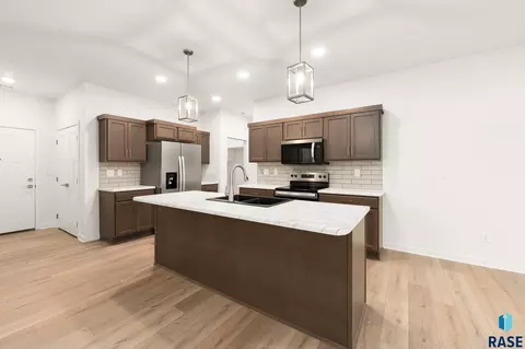 Kitchen - 7240 E Waters Edge Pl, Sioux Falls, SD 57110 photo 9 of 9