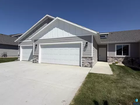 7240 E Waters Edge Pl, Sioux Falls, SD 57110