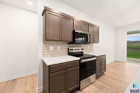 Kitchen - 7240 E Waters Edge Pl, Sioux Falls, SD 57110 photo 4 of 9