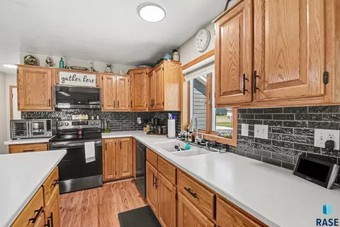 Kitchen - Heritage Dr, Madison, SD 57042 photo 2 of 5