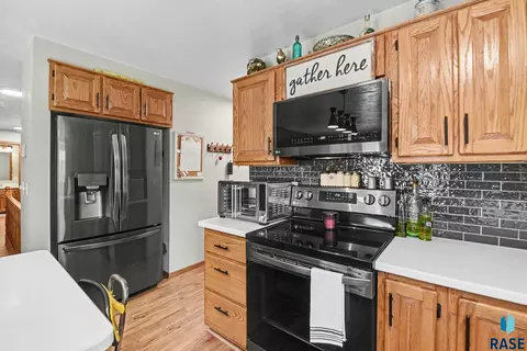 Kitchen - Heritage Dr, Madison, SD 57042 photo 3 of 5