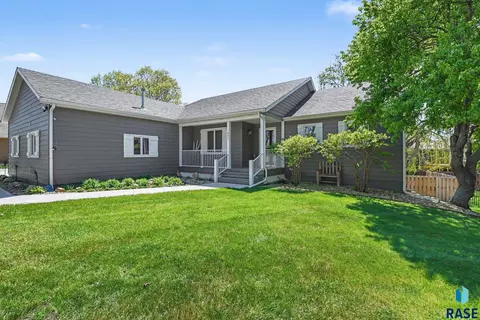 Exterior - Heritage Dr, Madison, SD 57042 photo 3 of 11