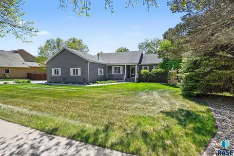 Exterior - Heritage Dr, Madison, SD 57042 photo 4 of 11