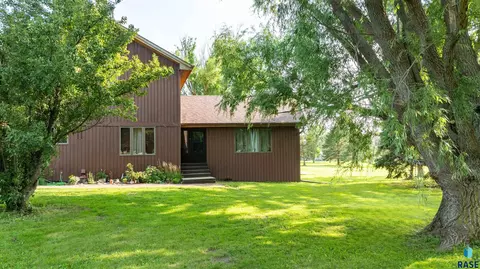 Exterior - 705 E Farmer Ave, Howard, SD 57349 photo 4 of 7