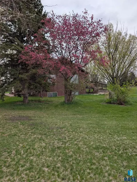 Exterior - 705 E Farmer Ave, Howard, SD 57349 photo 6 of 7