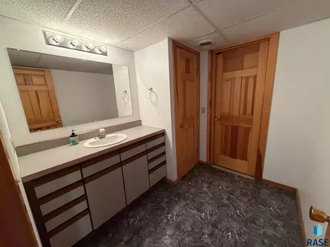 Bath - 705 E Farmer Ave, Howard, SD 57349 photo 3 of 3