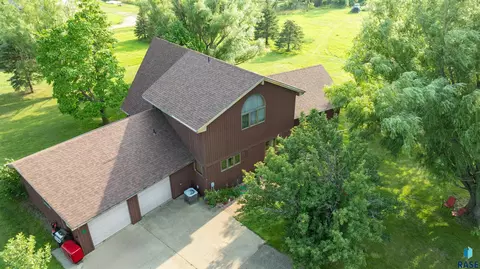 705 E Farmer Ave, Howard, SD 57349