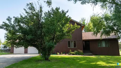 Exterior - 705 E Farmer Ave, Howard, SD 57349 photo 3 of 7