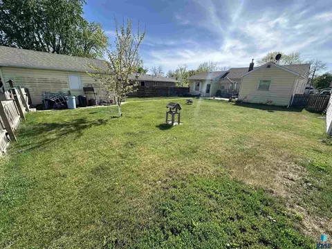 Exterior - 508 N Summit Ave, Madison, SD 57042 photo 6 of 7