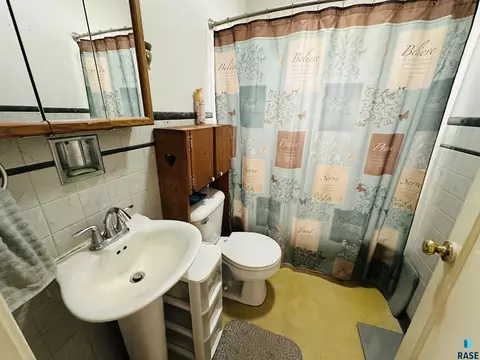 Bath - 508 N Summit Ave, Madison, SD 57042 photo 1 of 2