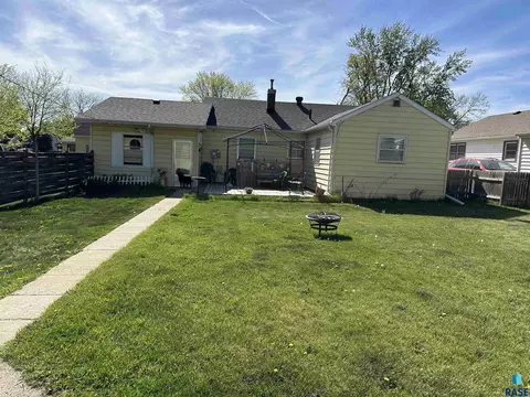 Exterior - 508 N Summit Ave, Madison, SD 57042 photo 5 of 7