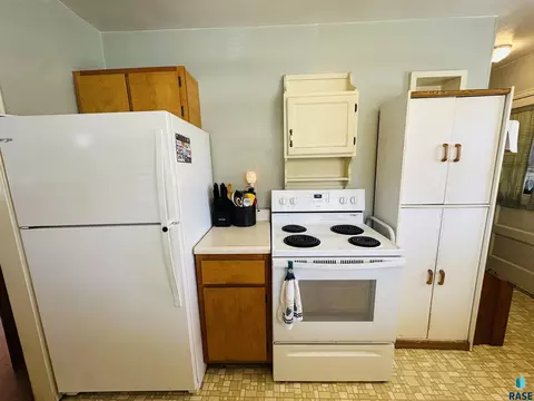 Kitchen - 508 N Summit Ave, Madison, SD 57042 photo 4 of 4
