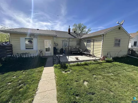 Exterior - 508 N Summit Ave, Madison, SD 57042 photo 3 of 7