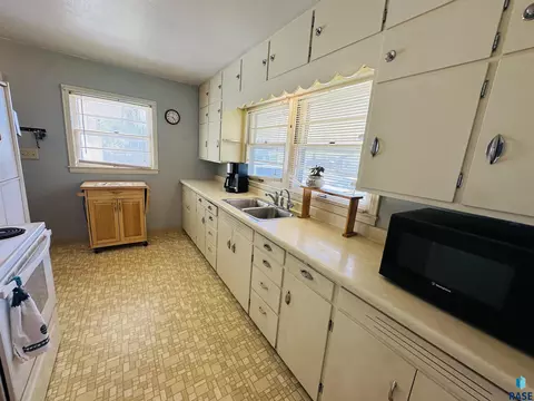 Kitchen - 508 N Summit Ave, Madison, SD 57042 photo 2 of 4