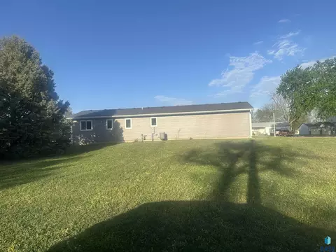 Exterior - 111 N Minnie St, Howard, SD 57349 photo 2 of 3