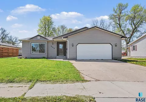 809 NW 4th St, Madison, SD 57042