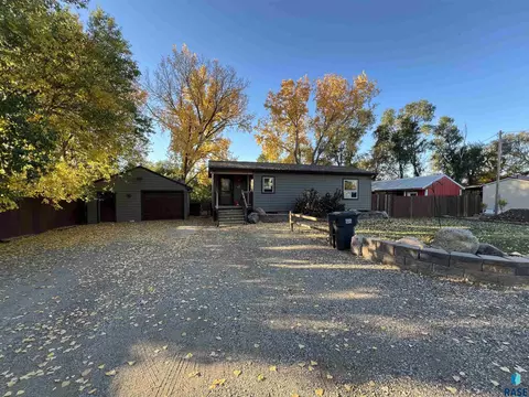 409 W 2nd St, Oacoma, SD 57365