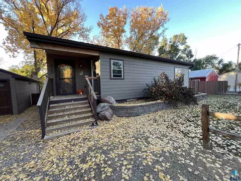 409 W 2nd St, Oacoma, SD 57365