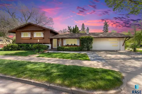 813 E 38th St, Sioux Falls, SD 57105