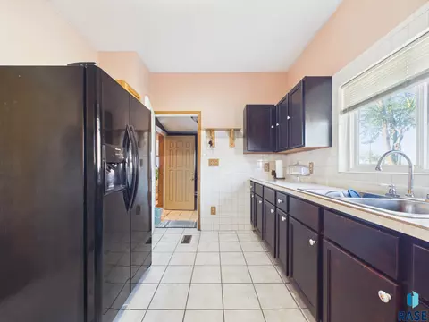 Kitchen - 1017 E 8th St, Sioux Falls, SD 57103 photo 2 of 3