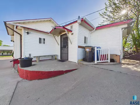 Exterior - 1017 E 8th St, Sioux Falls, SD 57103 photo 2 of 2
