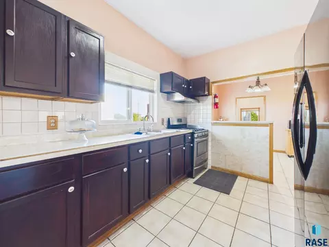 Kitchen - 1017 E 8th St, Sioux Falls, SD 57103 photo 3 of 3
