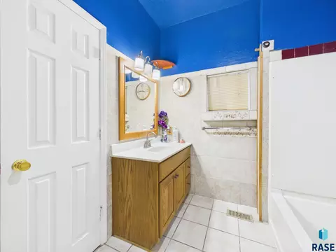 Bath - 1017 E 8th St, Sioux Falls, SD 57103 photo 1 of 2