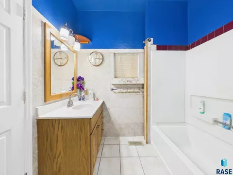 Bath - 1017 E 8th St, Sioux Falls, SD 57103 photo 2 of 2