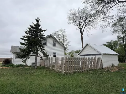 Exterior - 208 W Turk St, Oldham, SD 57051 photo 9 of 11