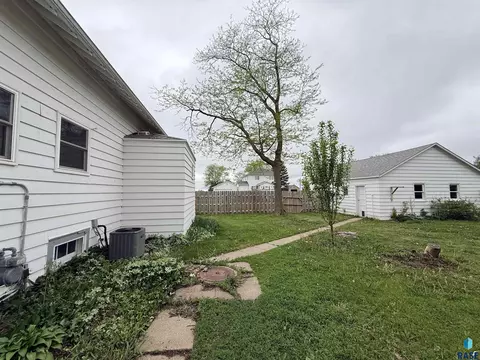 Exterior - 208 W Turk St, Oldham, SD 57051 photo 5 of 11