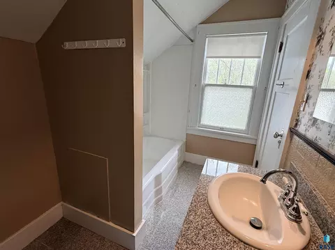 Bath - 208 W Turk St, Oldham, SD 57051 photo 2 of 3