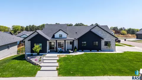 500 N Corsair Cir, Sioux Falls, SD 57110