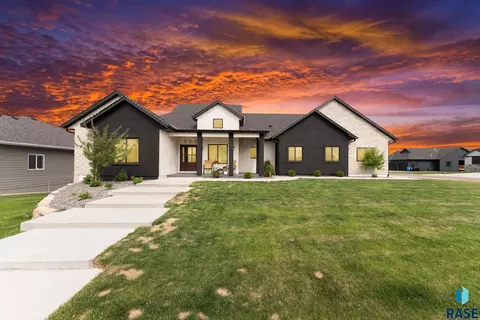 500 N Corsair Cir, Sioux Falls, SD 57110