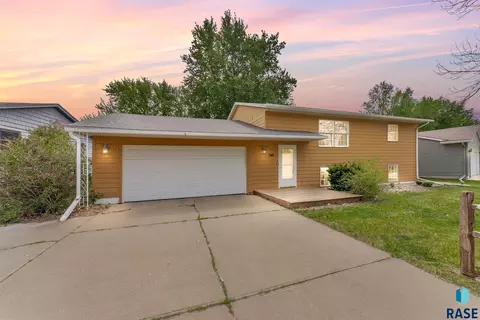 344 N Holiday Ave, Sioux Falls, SD 57103