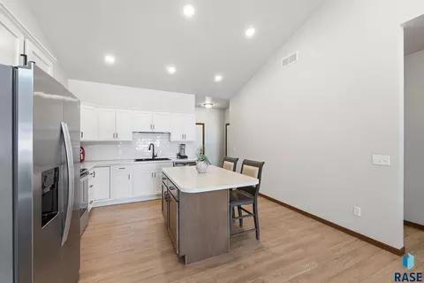 Kitchen - 8167 E Tencate Pl, Sioux Falls, SD 57110 photo 3 of 4