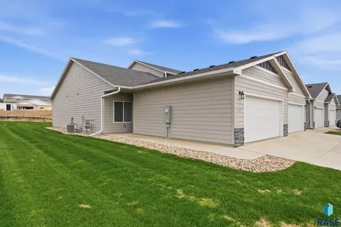 Exterior - 8167 E Tencate Pl, Sioux Falls, SD 57110 photo 3 of 4