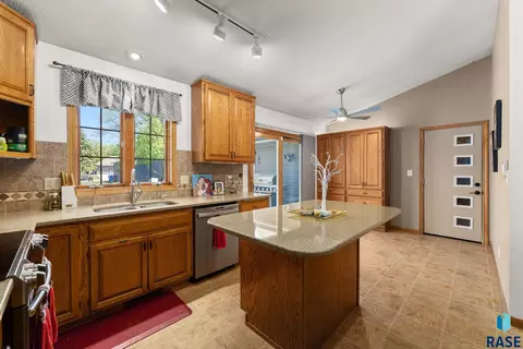 Kitchen - 900 E 64th St, Sioux Falls, SD 57108 photo 1 of 3