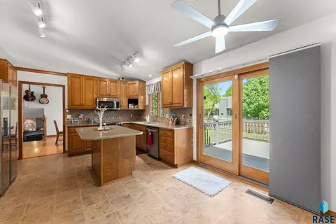 Kitchen - 900 E 64th St, Sioux Falls, SD 57108 photo 2 of 3