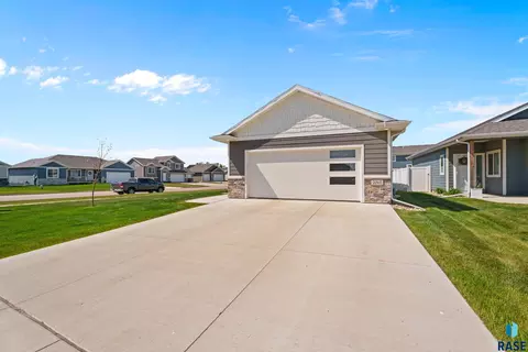 7012 Belgrave Trl, Sioux Falls, SD 57106