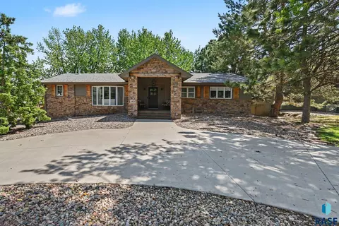 2405 W Old Yankton Rd, Sioux Falls, SD 57108