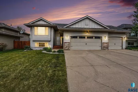 8808 W Norma Trl, Sioux Falls, SD 57106
