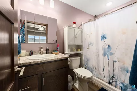 Bath - 350 N Everest Ave, Tea, SD 57064 photo 2 of 2