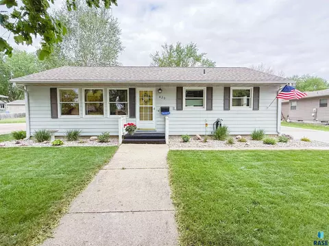820 NE 5th St, Madison, SD 57042