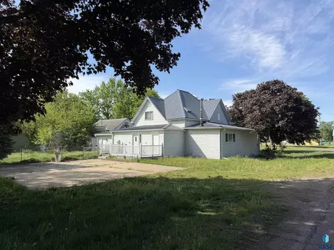 311 2nd St, Wakonda, SD 57073