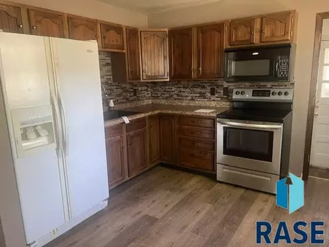 Kitchen - 3100 E 17th St, Sioux Falls, SD 57103 photo 2 of 2